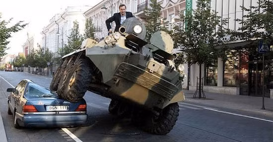 Arturas Zuokas, thị trưởng thành phố Vilnius, đã trở thành tiêu điểm của truyền thông khi “cưỡi” xe tăng và đè bẹp một chiếc Mercedes-Benz đậu bất hợp pháp trong làn đường dành cho xe đạp.