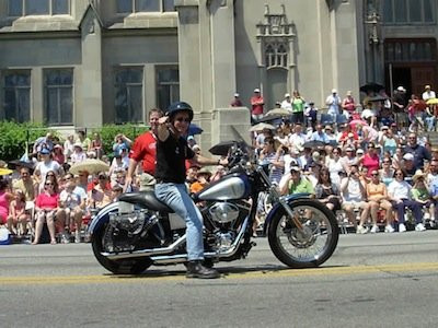 Thống đốc Mitch Daniels là linh hồn của chiến dịch cưỡi mô tô vận động từ thiện tại Ấn Độ và thu về được khoảng 55.000 USD/năm.