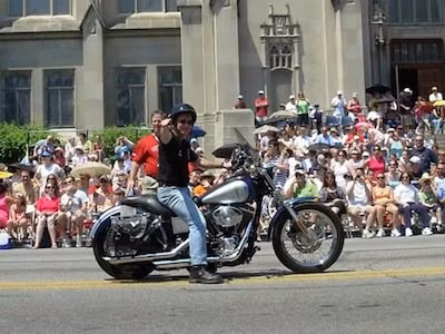 Thống đốc Mitch Daniels là linh hồn của chiến dịch cưỡi mô tô vận động từ thiện tại Ấn Độ và thu về được khoảng 55.000 USD/năm.