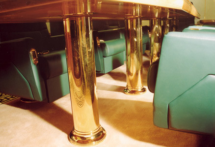 Màu vàng sang trọng, quý phái được chọn làm tông màu chính cho toàn bộ nội thất bên trong.