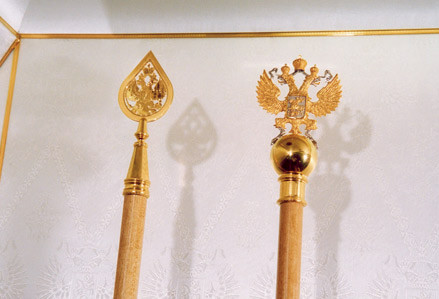 Hình ảnh quốc huy trên máy bay thể hiện rõ quyền lực và địa vị của tổng thống.