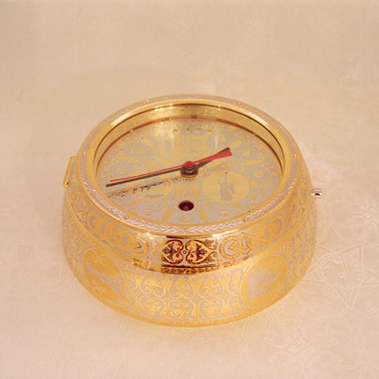 Những vật trang trí nhỏ nhất trên Ilyushin Il-96 cũng được chế tạo một cách công phu, tỉ mỉ với màu vàng rực rỡ.