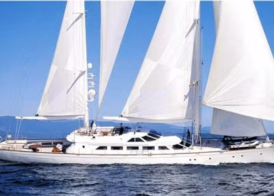 Nguyên thủ tướng Ý Silvio Berlusconi sở hữu một chiếc siêu du thuyền dài tới 45m với lò sưởi vô cùng độc đáo.