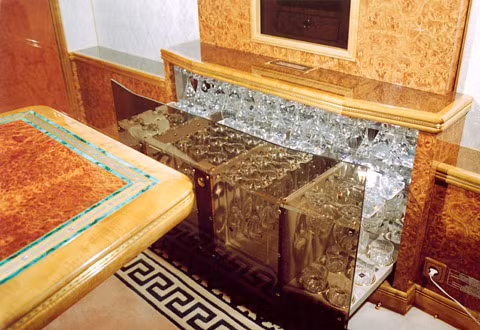 Quầy bar ngay trên máy bay, sẵn sàng phục vụ mọi lúc.