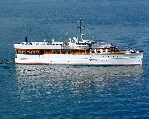 Tổng thống John Kennedy dành khá nhiều thời gian trên biển, đã từng đích thân chỉ huy tàu tuần tra và sở hữu siêu du thuyền mang tên Honey Fitz.