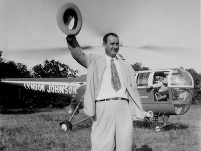 Chiếc trực thăng đầu tiên trong giới chính trị gia Mỹ thuộc về Tổng thống Lyndon Johnson. Ông thu hút mọi sự chú ý của dân chúng ở bất cứ nơi nào mà trực thăng của ông hạ cánh.