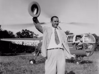 Chiếc trực thăng đầu tiên trong giới chính trị gia Mỹ thuộc về Tổng thống Lyndon Johnson. Ông thu hút mọi sự chú ý của dân chúng ở bất cứ nơi nào mà trực thăng của ông hạ cánh.