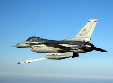 F-16 phóng tên lửa không đối không AIM-9.