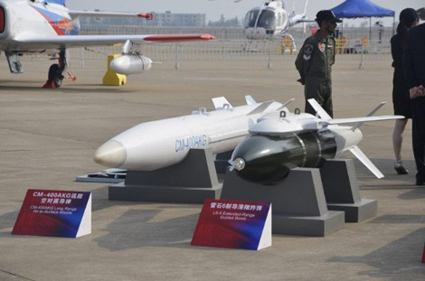 Tên lửa hành trình CM-400AKG được trưng bày với JF-17 tại triển lãm Dubai.