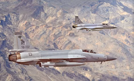 JF-17 mang được 2 đạn CM-400AKG trong chiến đấu.