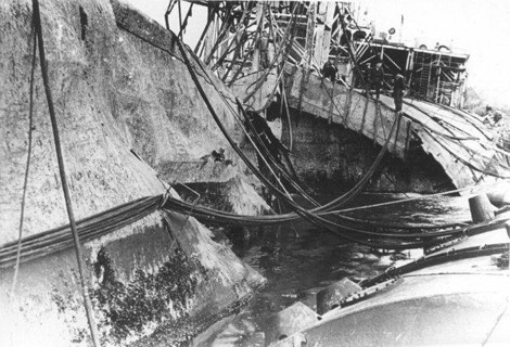 Lỗ thủng lớn dưới thân thiết giáp hạm xấu số Novorossiysk.