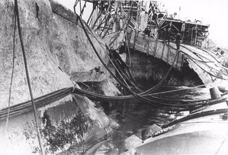 Lỗ thủng lớn dưới thân thiết giáp hạm xấu số Novorossiysk.