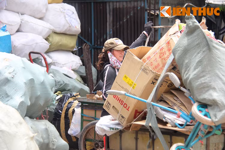 Sau suốt ngày đẩy xe mua ve chai khắp phố phường, chị Hồng đưa về vựa để bán.