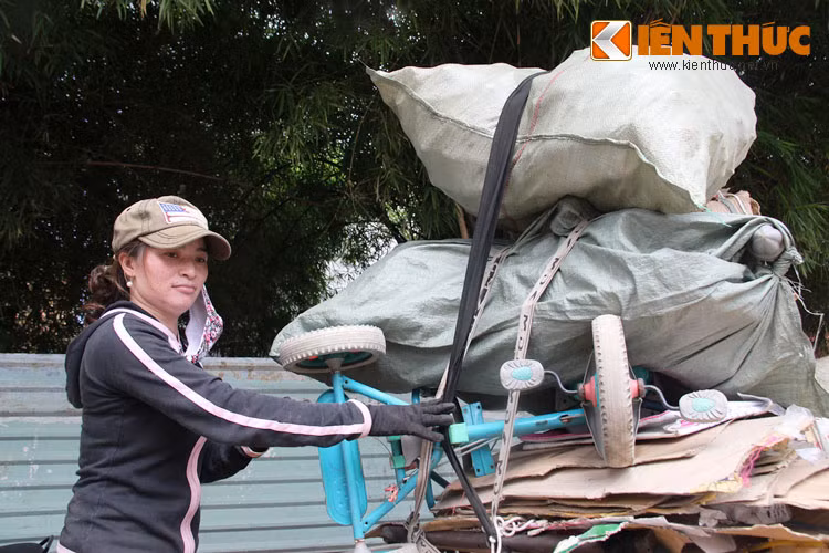 "Mỗi ngày tôi kiếm được từ 70 đến 100 ngàn đồng, ngoài chi tiêu cá nhân, tôi dành dụm gởi về phụ chồng lo cho 2 người mẹ và các con", chị Hồng chia sẻ.