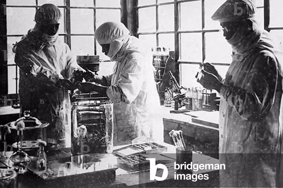 Các thử nghiệm bao gồm tấn công bằng vi trùng, cưỡng bức mang thai và giải phẫu sinh thể được thực hiện mà không cần gây mê. Các bác sĩ Nhật Bản tham gia vào những tội ác chiến tranh này về sau được ân xá do hỗ trợ Mỹ nghiên cứu chiến tranh sinh học.