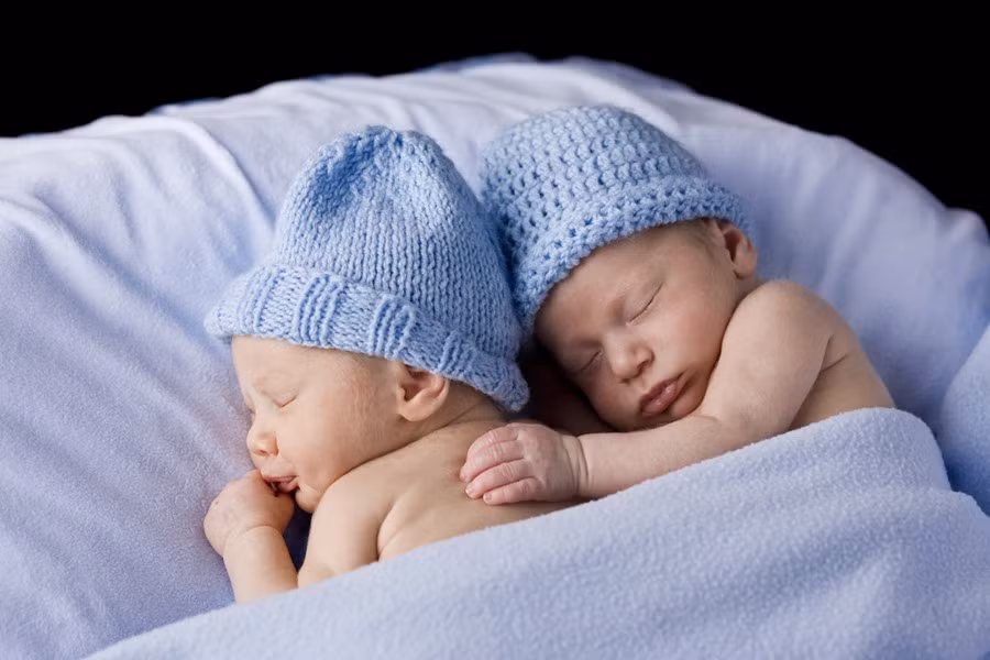 Thí nghiệm xác định lại giới tính. Tiến sĩ John William Money - nhà tâm lý học và chuyên gia về hành vi tình dục, đã đưa ra giả thuyết cho rằng giới tính là do học được chứ không phải do bẩm sinh.