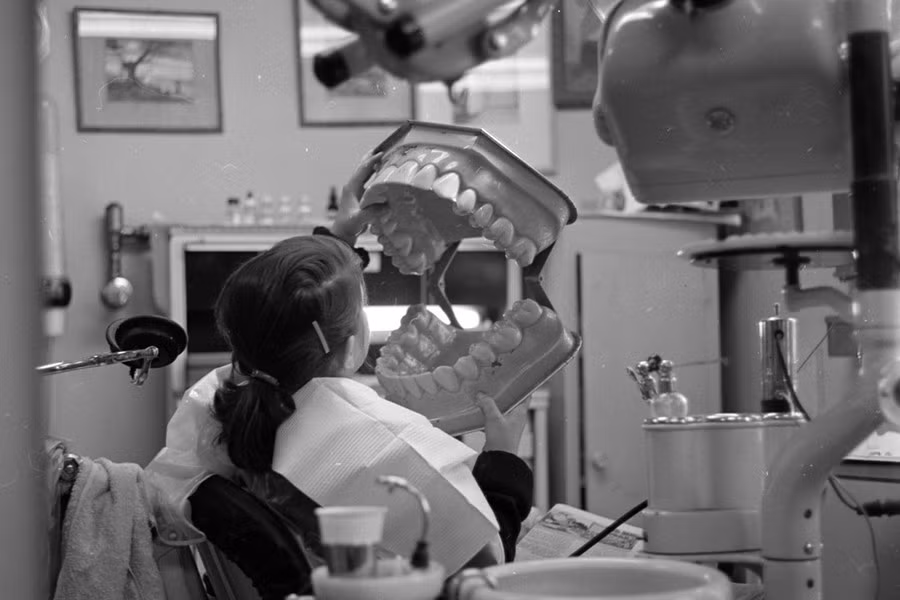 Năm 1907, bác sĩ đã mổ lấy bộ phận cơ thể của người bệnh, bao gồm cả răng và ruột, để nghiên cứu. Kết quả, nhiều bệnh nhân của ông đã chết vì các cuộc phẫu thuật mà bác sĩ Cotton gọi là “rối loạn tâm thần giai đoạn cuối”.