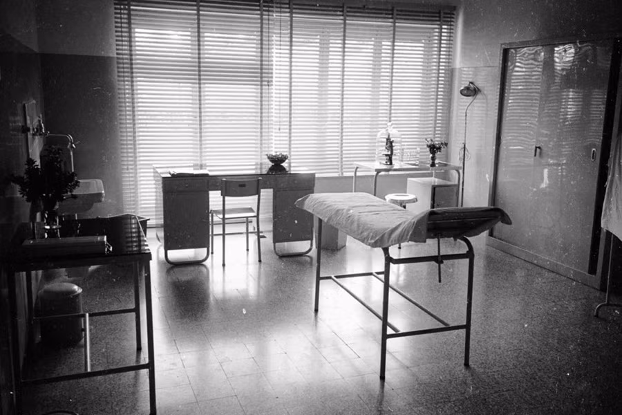 Liệu pháp sốc điện. Bác sĩ Lauretta Bender của Bệnh viện Creedmoor ở New York đã nghiên cứu tác dụng của liệu pháp sốc điện đối với trẻ em vào những năm 1960.