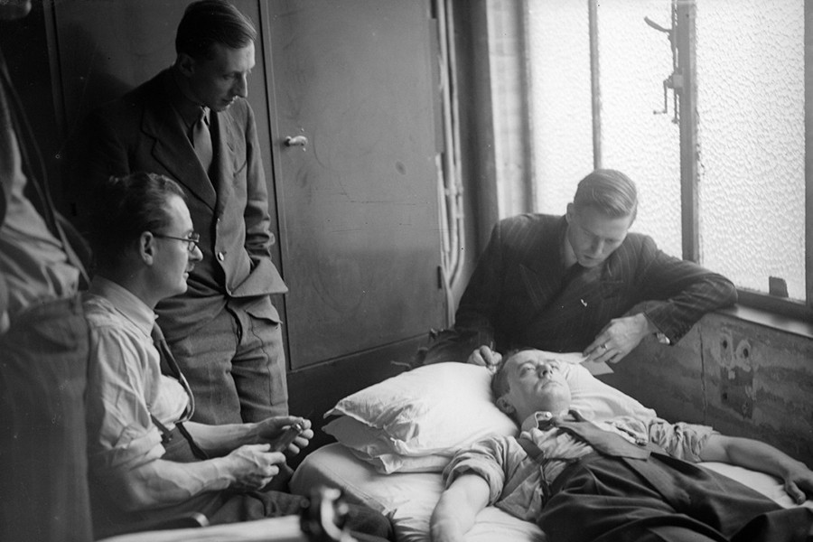 Cắt bỏ các bộ phận cơ thể để chữa bệnh điên. Tiến sĩ Henry Cotton, bác sĩ tại Viện tâm thần bang New Jersey ở Mỹ, tin rằng nội tạng bị bệnh sẽ gây ra bệnh điên.