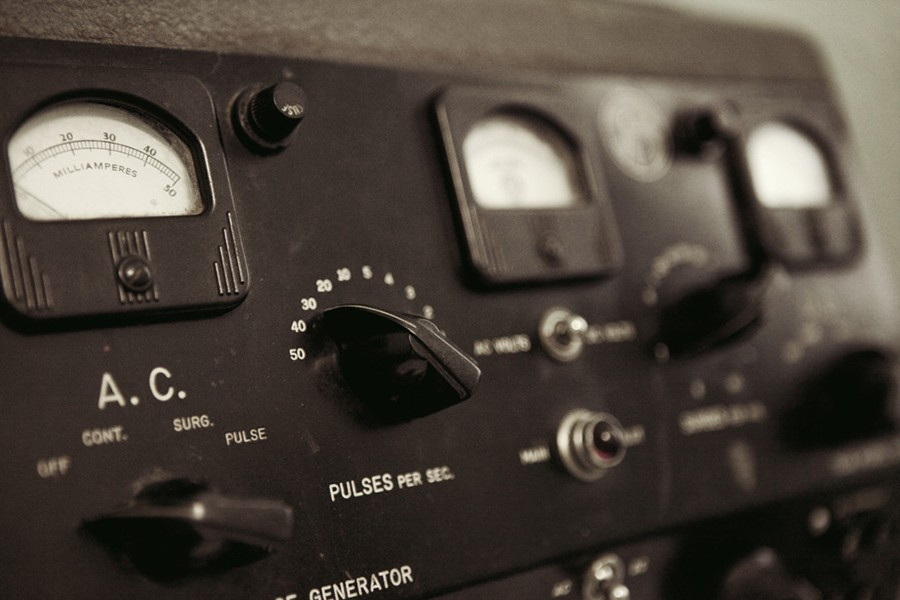 Cô ta tin rằng nó có thể được sử dụng để điều trị các vấn đề xã hội và các dấu hiệu sớm của bệnh tâm thần phân liệt. Cuối cùng cô đã áp dụng liệu pháp này cho hơn 100 trẻ em trước khi buộc phải dừng lại.