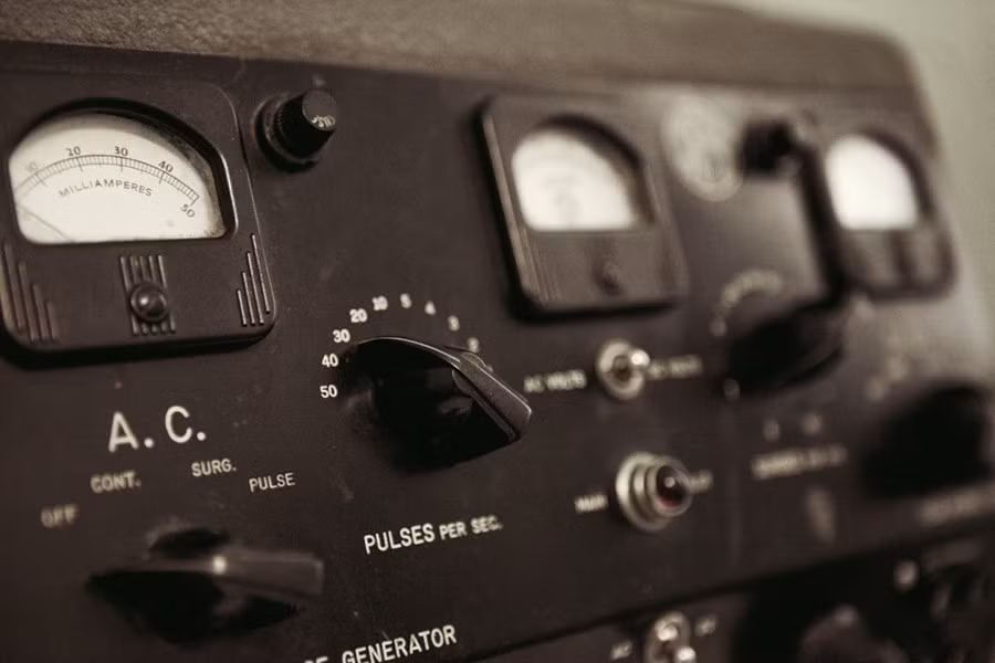 Cô ta tin rằng nó có thể được sử dụng để điều trị các vấn đề xã hội và các dấu hiệu sớm của bệnh tâm thần phân liệt. Cuối cùng cô đã áp dụng liệu pháp này cho hơn 100 trẻ em trước khi buộc phải dừng lại.