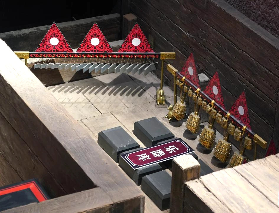 Trước đó, năm 2011, các nhà khảo cổ học Trung Quốc phát hiện thấy lăng mộ của Lưu Hạ ở gần Nam Xương, vốn là thủ phủ tỉnh Giang Tây. Theo các chuyên gia, đây là lăng mộ của bậc đế vương được bảo tồn lâu nhất trong triều đại Tây Hán. Hơn 10.000 di vật đã được khai quật. Trong số những hiện vật được khai quật có gần 480 món đồ bằng vàng và rễ cây địa hoàng đã qua chế biến, được xác nhận là mẫu thuốc thảo dược đã qua chế biến sớm nhất được tìm thấy ở đất nước tỷ dân.