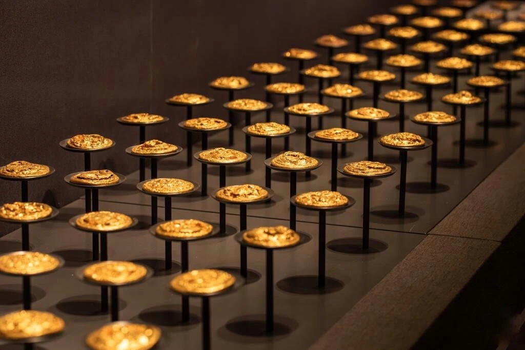 Các món đồ bằng vàng trong quan tài của Lưu Hạ được trưng bày tại Bảo tàng Di tích Nam Xương.