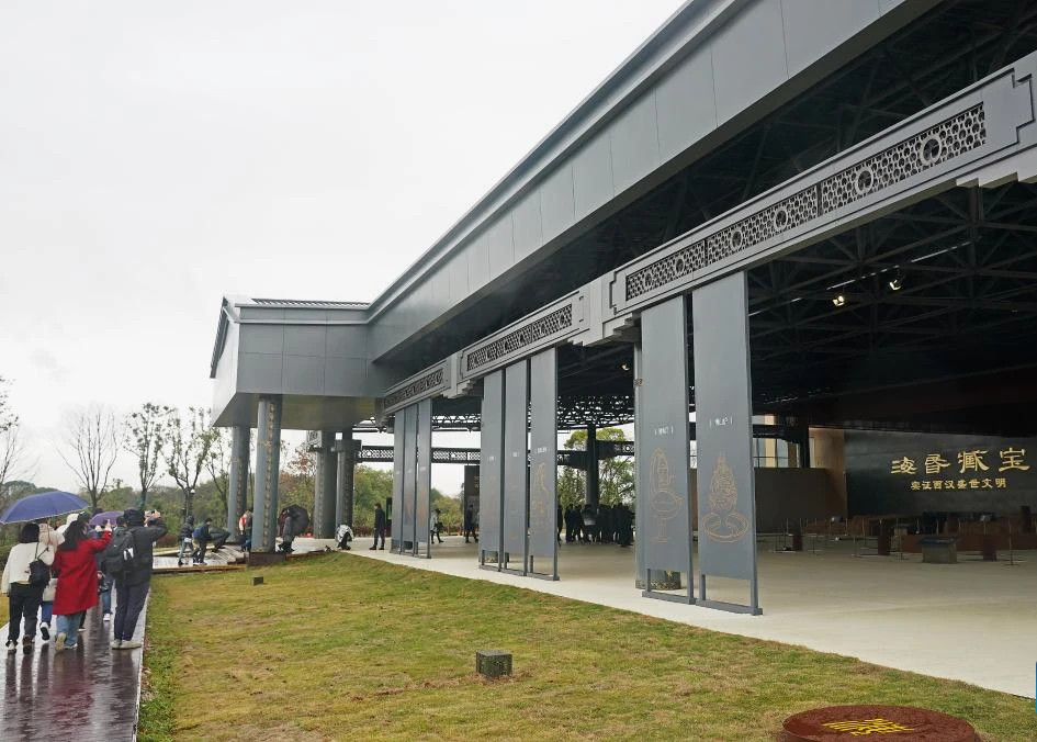 Đến đây, khách du lịch có thể xem cách bố trí của ngôi mộ hay bản sao của một số hiện vật được khai quật, bao gồm quan tài của Lưu Hạ và một chiếc gương trang điểm có vẽ chân dung Khổng Tử. Ngoài ra, công nghệ 3D bằng mắt thường được áp dụng để thể hiện một cách sinh động các phần khác nhau của lăng mộ cũng như bộ sưu tập di vật trong đó.