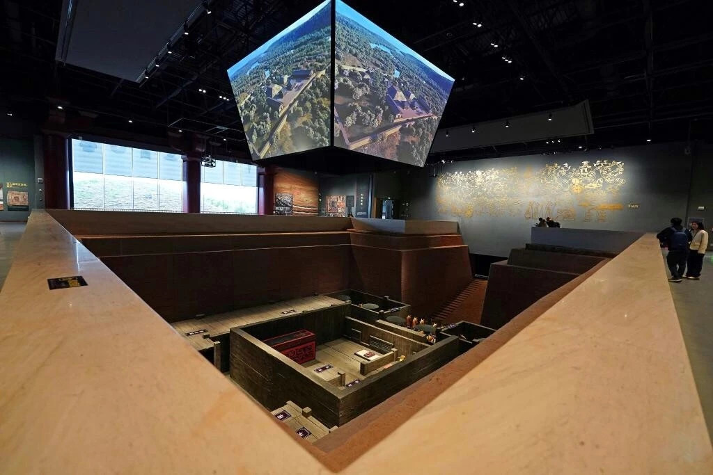 Khu lăng mộ chính sâu khoảng 8 m, dài 17 m và rộng 16 m, được nối với nhau bằng một con đường dài. Để bảo vệ địa điểm, du khách sẽ quan sát từ trên cao thông qua một lối đi mới được xây dựng.