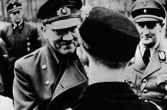 Hitler từng một thời vô gia cư và phải sống 4 năm trên đường phố Vienna, sống bằng nghề bán bưu thiếp do tự tay y làm. Có nguồn tin cho rằng thái độ bài Do Thái của y bắt nguồn từ thời y sống ở Vienna.