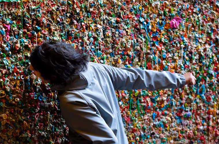 Nhiều du khách thậm chí còn nặn bã kẹo cao su của mình thành các hình dạng khác nhau và hình mặt người.