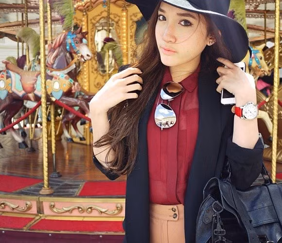 Cô gái xinh đẹp này là Nichabul Nakasai là con gái bà Porntiva Nakasai, cựu Bộ trưởng Thương Mại Thái Lan.