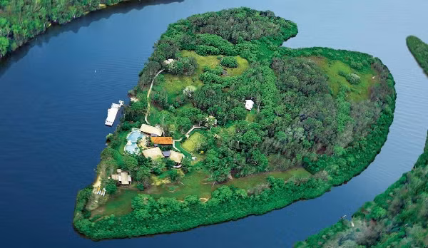  Đảo Makepeace - Australia. Makepeace là hòn đoả có hình trái tim rõ ràng nhất ở Australia nằm bên con sông Noosa. 