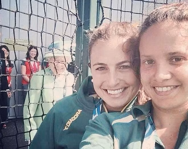 Hai cô gái Úc đã rất may mắn khi có được nữ hoàng Elizabeth II trong tấm ảnh selfie của mình. Được biết, đôi bạn đã rất bất ngờ khi trông thấy bức hình được chụp tại Commonwealth Games (Glasgow, Scotland) này.