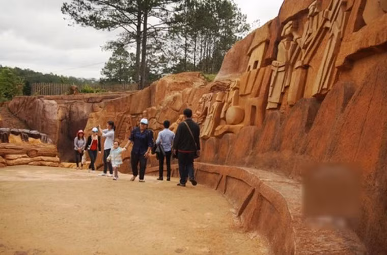 Ngôi làng đất sét là công trình tâm huyết của anh Trịnh Bá Dũng, được mệnh danh là "đại gia điên khùng và lì lợm".
