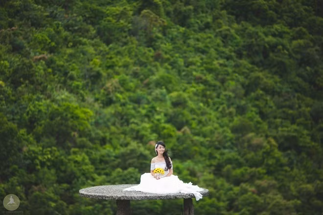 Nhiếp ảnh gia cho biết, để thực hiện bộ ảnh này, ê-kip đã rất vất vả khi phải leo lên tận đỉnh Hải Vân để chụp: “Vì các góc đều chụp trên cao mọi người phải dùng thang. Mọi người đều phải leo trèo hết sức cẩn thận" – Le Petit Prince nhấn mạnh. Bộ ảnh cưới ở lưng chừng trời khiến người xem thích thú. Ảnh: Le Petit Prince.