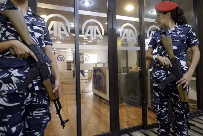 Nữ cảnh sát đứng gác tại cơ quan đại diện của hãng tin Anadolu, Thổ Nhĩ Kỳ.