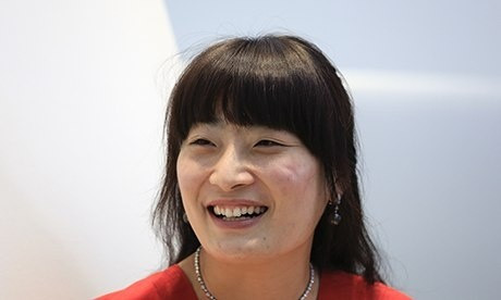 Kelly giữ vị trí quan trọng trong “đế chế” của cha mình và làm việc rất chăm chỉ, thể hiện năng lực lớn trong kinh doanh. Vì vậy, cô khiến công chúng bị sốc khi khẳng định mấy lần với phóng viên khi được phỏng vấn, rằng mình chưa từng có bạn trai.