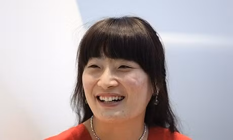 Kelly giữ vị trí quan trọng trong “đế chế” của cha mình và làm việc rất chăm chỉ, thể hiện năng lực lớn trong kinh doanh. Vì vậy, cô khiến công chúng bị sốc khi khẳng định mấy lần với phóng viên khi được phỏng vấn, rằng mình chưa từng có bạn trai.