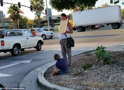 Thai phụ cùng cậu con trai ăn xin cạnh một trung tâm thương mại ở California.