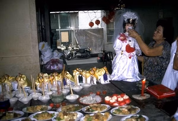 Nhưng số tử thi thiếu nữ được gia đình tình nguyện “gả” rất không đáng kể, nên tệ nạn đào trộm tử thi thiếu nữ đem bán cho những gia đình có điều kiện để làm đám cưới ma càng ngày càng phát triển. Nhiều tên tội phạm lập băng đảng chuyên làm nghề này.