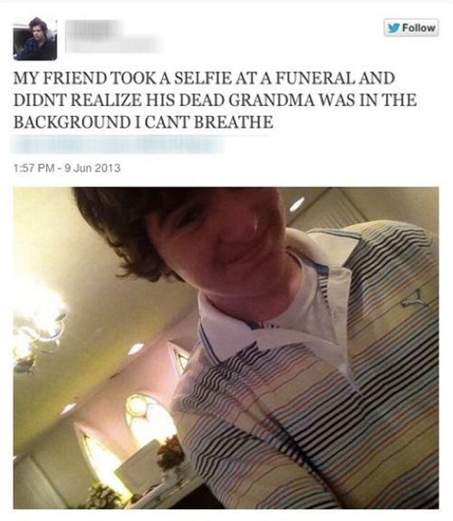 3.Tự sướng trong đám ma. Ảnh trích trong một bài đăng trên trang mạng xã hội có nội dung “Bạn tôi chụp ảnh tự sướng trong một đám ma mà không hề nhận ra rằng xác bà cậu ta ở phía sau của bức ảnh. Tôi không thể thở được”.