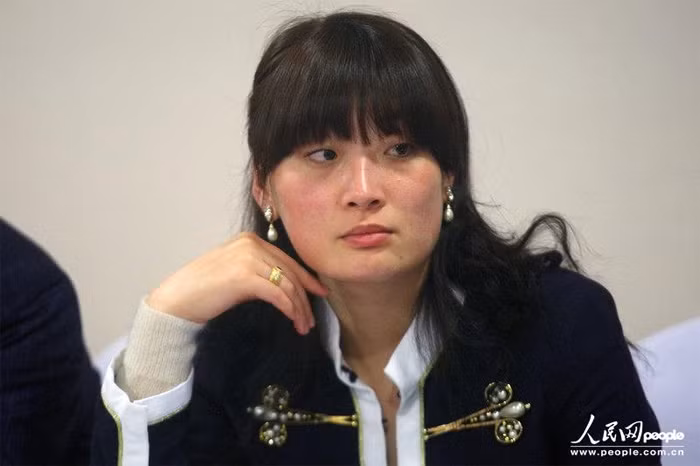 Người ta cho rằng Kelly muộn chồng cũng vì cô luôn nghĩ đàn ông đến với mình vì tiền. Cô nói chua chát: “Gia đình tôi quá giàu có nên tôi không thể nói trước được về động cơ của những người cầu hôn. Người đàn ông nào tiếp cận tôi dường như cũng đi tìm cơ hội kinh doanh”. Kelly cũng né các tiệc rượu vì cho rằng “đó chỉ là nơi người ta tìm kiếm cơ hội đầu tư”.