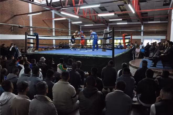  Nhà tù Chetumal Cereso, Mexico. Không nhiều nhà tù dám khẳng định chỗ mình rất ít xảy ra bạo lực giữa các tù nhân, nhưng Cereso Chetumal có cách đặc biệt để hạn chế tối đa tình trạng này. Nếu có bất đồng, tù nhân được nhận một đôi găng tay và tiến lên sàn đấu. Mọi căng thẳng sẽ tiêu tan chỉ sau một vòng đấu. Tại đây, tù nhân cũng được khuyến khích sáng tạo nghệ thuật và có cơ hội bán tác phẩm cho du khách. Nhà tù có khu "khách sạn vợ chồng" dành cho các cặp vợ chồng bị giam.