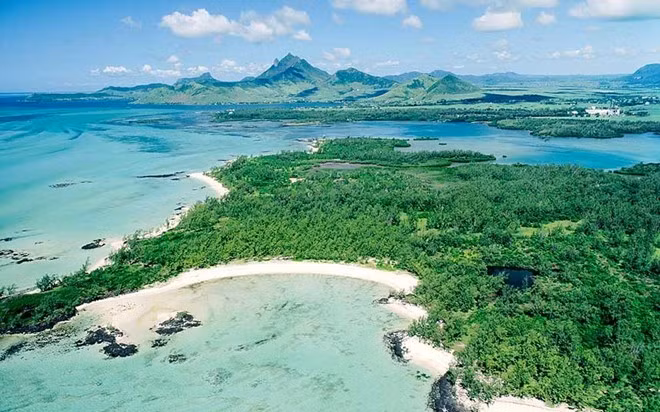Mauritius: Hòn đảo nhiệt đới từng được biết đến với nạn cướp biển, giờ đây nổi tiếng với những khách sạn xa hoa, những bờ cát trắng tuyệt đẹp cùng những ngọn núi lửa làm tiền cảnh. Đây là hòn đảo cho du khách ưa khám phá với những đền đài của người da đỏ, những ngôi nhà từ thời thuộc địa, những vườn bách thảo xinh đẹp cùng những loài chim quý hiếm. Du khách có cơ hội dạo bước cùng sư tử, hoặc bơi cùng cá heo ở đây.
