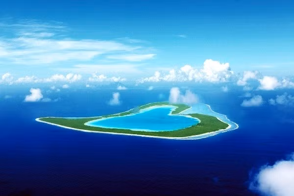  Đảo Tupai - Pháp. Tupai, còn được gọi là Motu Iti, là một đảo san hô thuộc quần đảo Society ở Polynesia. Hòn đảo chỉ có diện tích khoảng 11 km vuông. Cát trắng và dừa xanh ôm lấy một con phá nước trong như ngọc, tạo nên hình trái tim ấn tượng.