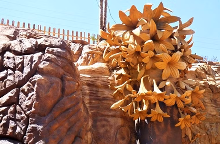 Hoa Đà Lạt - tuy làm từ đất sét nhưng vẫn rất mềm mại, có hồn.