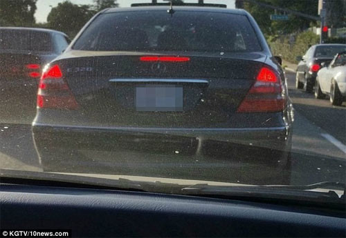 Cặp mẹ con ăn mày lái xe Mercedes di chuyển đến địa điểm khác để ăn xin.