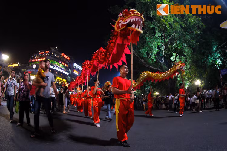 Trong khi đợi, người dân tụ tập xem các màn trình diễn nghệ thuật đầy màu sắc. Ảnh: Anh Tú.