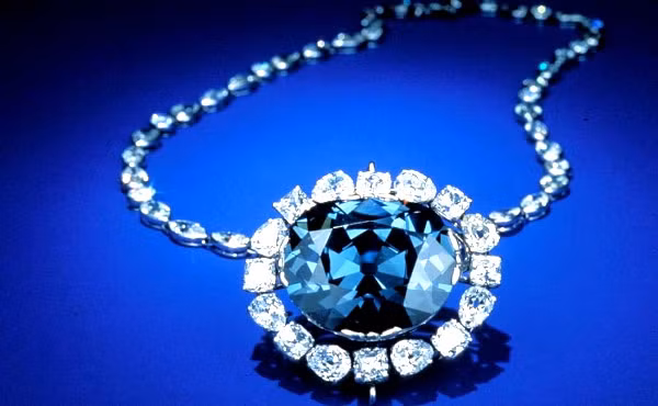 Một viên kim cương khác cũng có huyền thoại bí ẩn và đáng sợ không kém, đó là viên kim cương xanh hiện mang tên The Hope (hy vọng), nặng 45,52 carats.